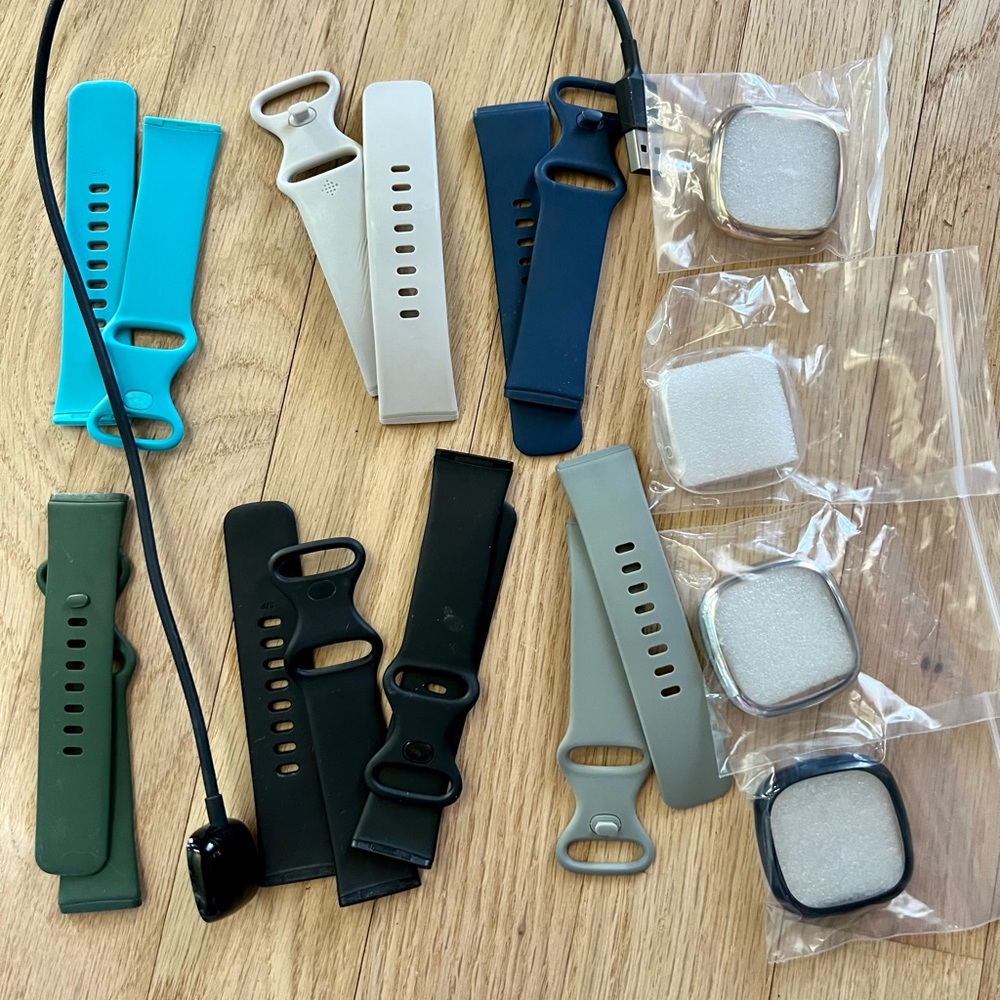 🏃🏽‍♀️ fitbit versa 3 . small bands, covers & charger 🏃🏽‍♀️